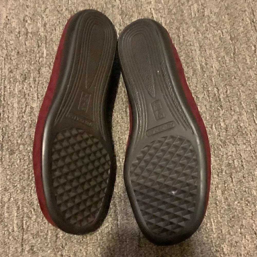 NWOT Aerosoles maroon tassel loafers with gold detail! Size 6
